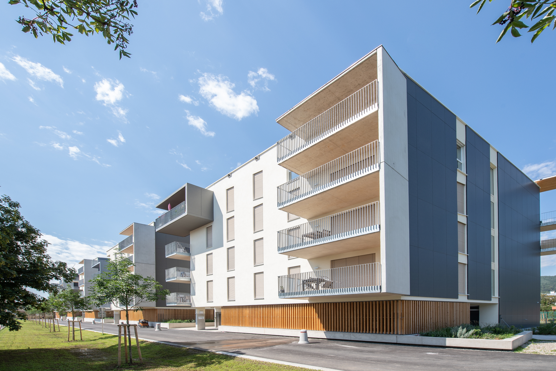 Objektbau_Beton_Stadt_blauer-Himmel